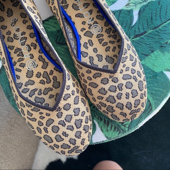 SOLD Rothys leopard cheetah round toe flats - Picture 2 of 7